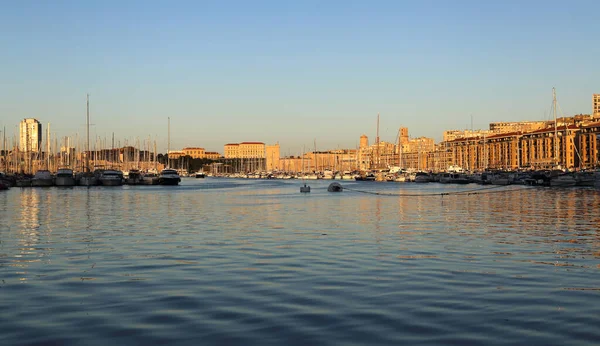 Soluppgång Den Gamla Hamnen Marseille Frankrike Med Fritidsbåtar Och Historiska — Stockfoto