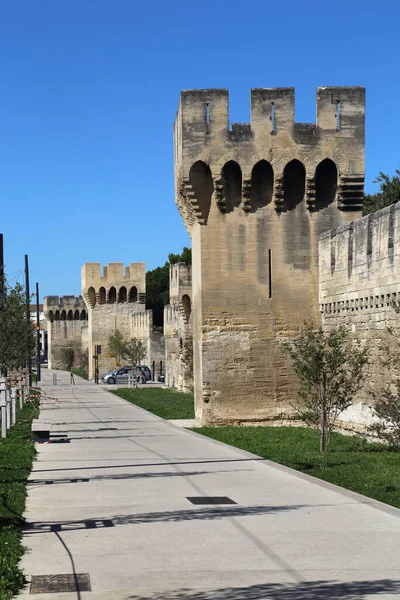 Voetgangerswandeling Langs Middeleeuwse Muren Torens Van Avignon Frankrijk — Stockfoto