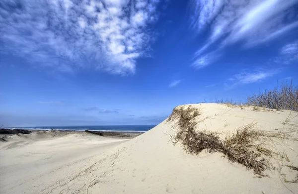 在阳光灿烂 乌云密布的蓝天下的沙丘 — 图库照片