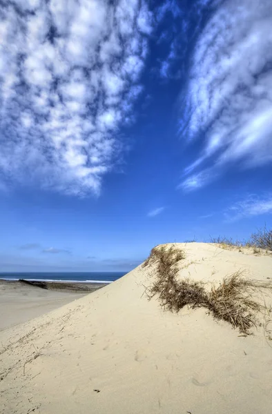 Duinlandschap Onder Een Zonnige Blauwe Lucht Met Hoge Wolken — Stockfoto