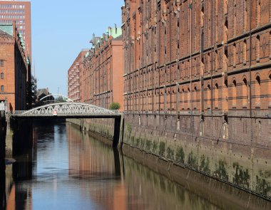 Haburg, Almanya 'da Speicherstadt iline bağlı tarihi depoları olan kanal