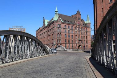 Almanya 'nın Hamburg eyaletinde yer alan Speicherstad iline bağlı Demir Köprü ve tarihi depolar