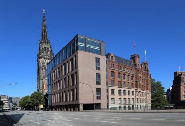 Aziz Nikolaikirche kilisesi ve Hamburg, Almanya 'daki eski ve modern ofis binaları.