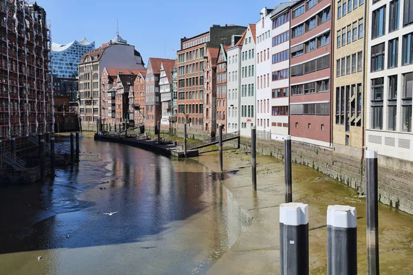 Canal Nikolafleet Avec Bâtiments Historiques Modernes Vus Pont Holzbrucke Hambourg — Photo