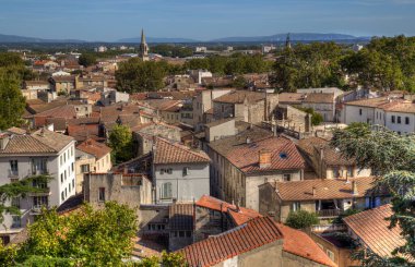 Avignon 'un çatıları ve Fransa' da kilise kulesi olan şehir manzarası
