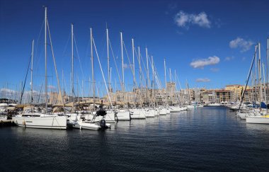 Marsilya, Fransa 'nın eski limanında yelkenli tekneleri ve binalar