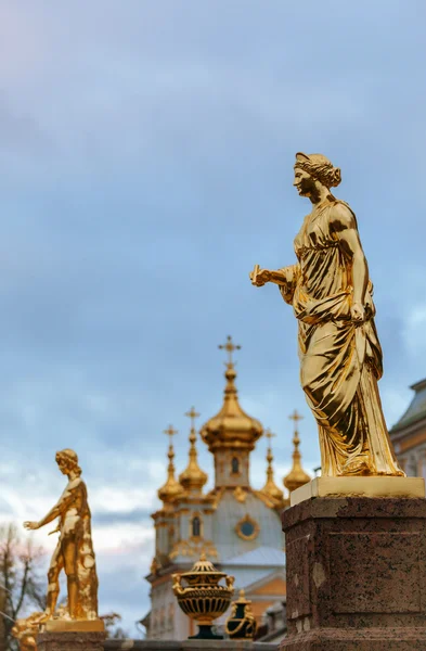 Peterhof, Russland. ehemalige Residenz der russischen Monarchen. — Stockfoto