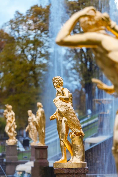 Peterhof, Rússia. Antiga residência dos monarcas russos . — Fotografia de Stock