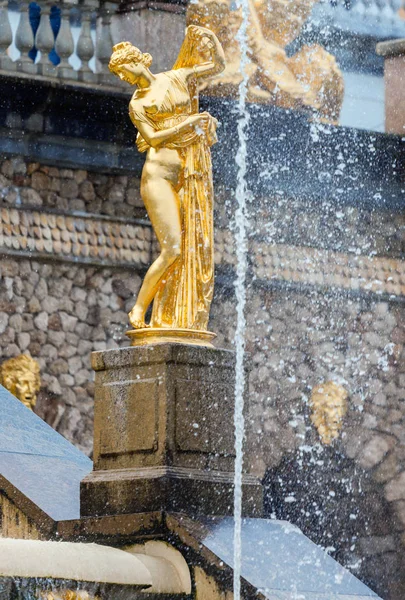 Peterhof, Oroszország. Az orosz uralkodók egykori rezidenciája. — Stock Fotó