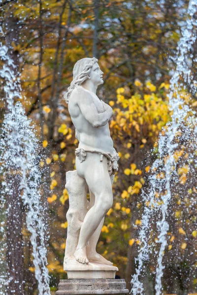 Fonte Adam no parque inferior de Peterhof — Fotografia de Stock