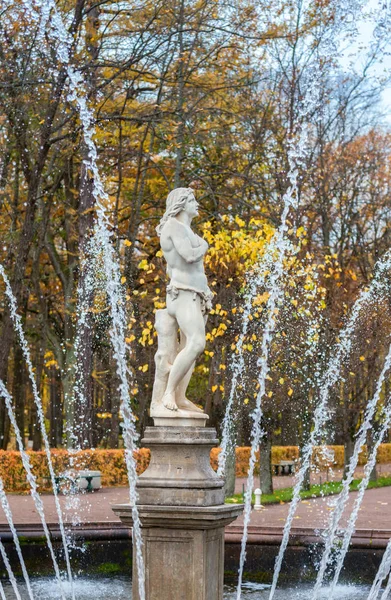 Fonte Adam no parque inferior de Peterhof — Fotografia de Stock