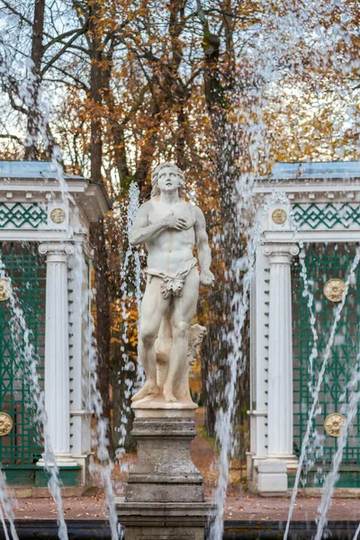 Fuente Adán en el parque inferior de Peterhof — Foto de Stock