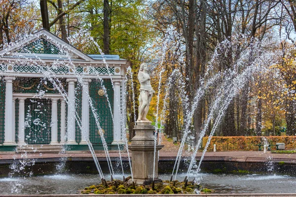 Fonte Adam no parque inferior de Peterhof — Fotografia de Stock