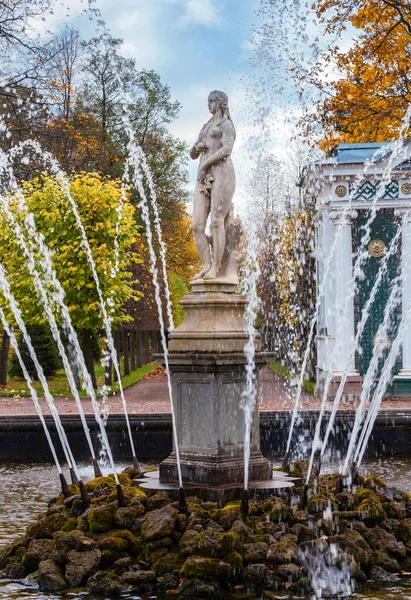 喷泉 Eva 在 Perterhof 在秋季的一天 — 图库照片