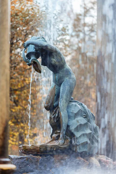 Lion kaskáda v Peterhof — Stock fotografie