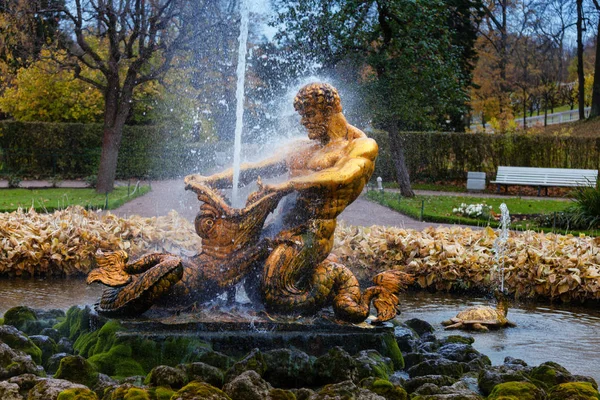 La fuente de Tritón en el parque inferior — Foto de Stock