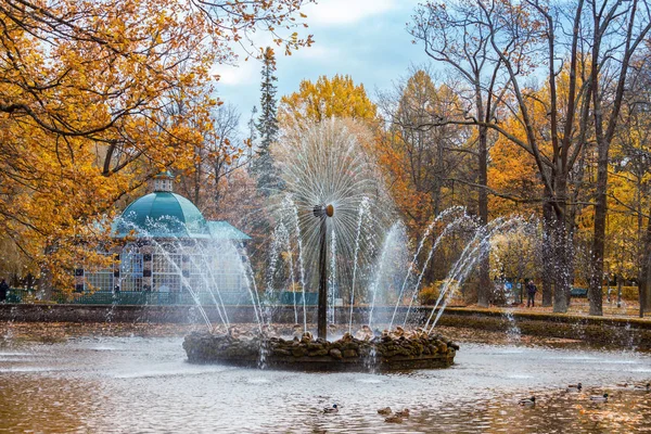 Slunce fontána v dolním parku — Stock fotografie