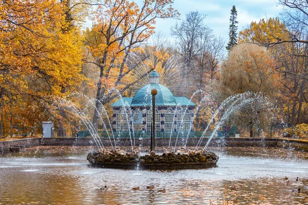De fontein van zon in lagere park — Stockfoto