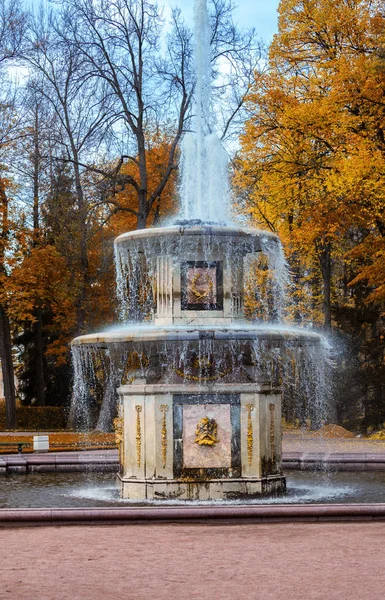 Romeinse fontein in kleine tuinen van Peterhof — Stockfoto