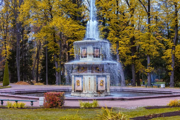 Fonte romana em Jardins Inferiores de Peterhof — Fotografia de Stock