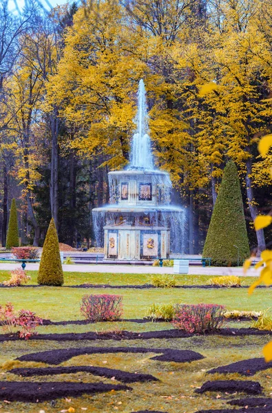 Romeinse fontein in kleine tuinen van Peterhof — Stockfoto