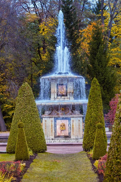 Римский фонтан в нижних садах Петергофа — стоковое фото