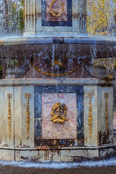Römischer Brunnen im unteren Garten des Peterhofs — Stockfoto