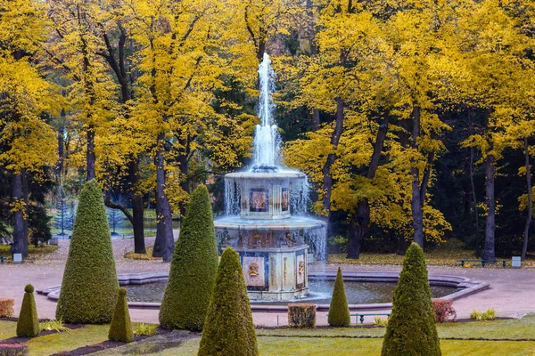 Fonte romana em Jardins Inferiores de Peterhof — Fotografia de Stock