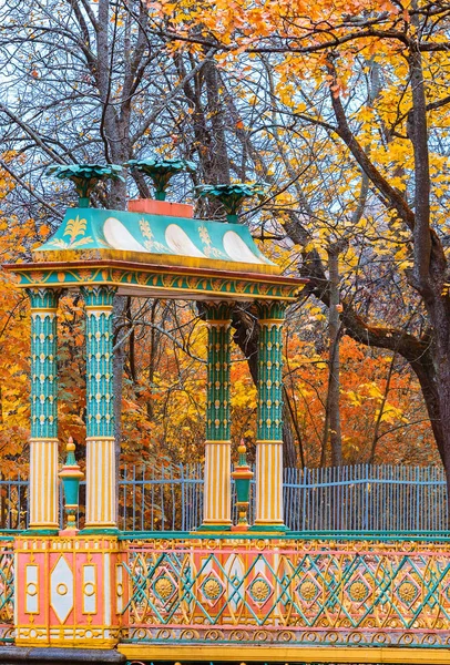 El puente chino menor en el parque Alexander . — Foto de Stock