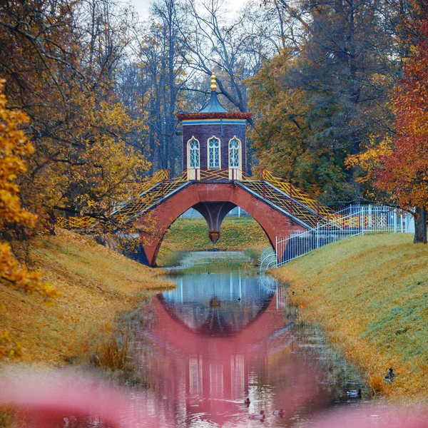 Paisaje otoñal con un puente transversal . — Foto de Stock