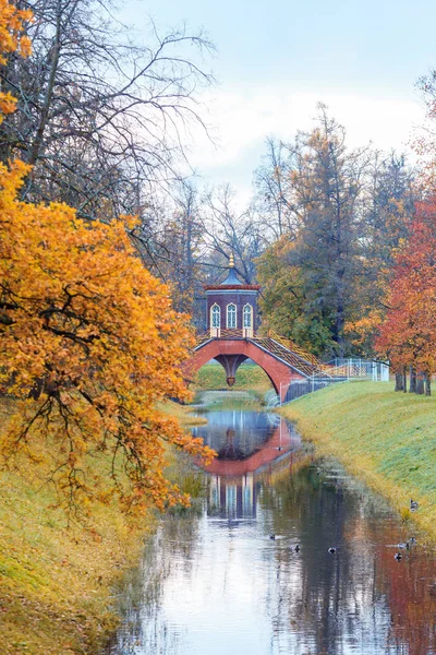 Осенний пейзаж с крестовым мостом . — стоковое фото