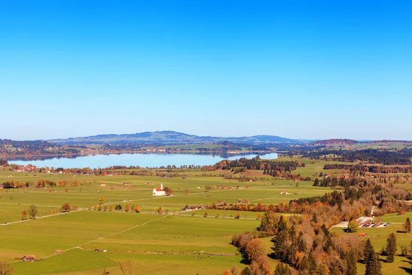 Mountain lake and  view to Bavarian Alps — Stock Photo, Image