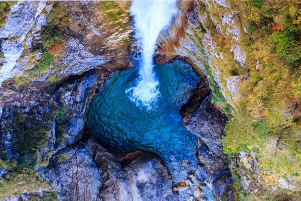 Soborno de María sobre cascada —  Fotos de Stock