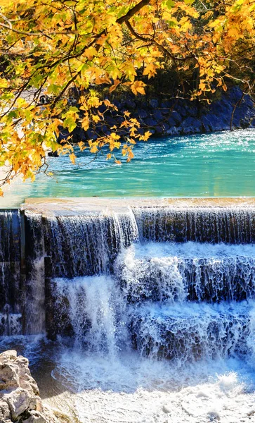 Hermosa cascada en otoño —  Fotos de Stock