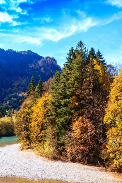 Schöner Wasserfall im Herbst — Stockfoto