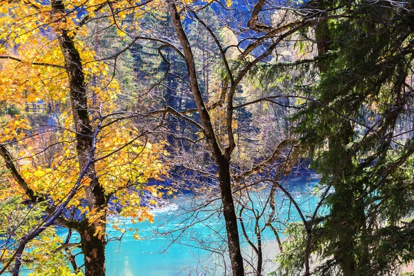 Schöner Wasserfall im Herbst — Stockfoto