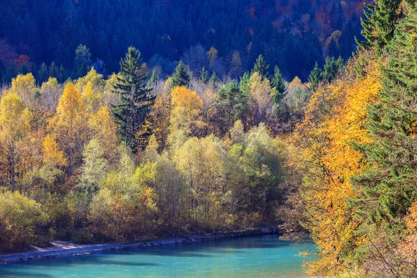 Schöner Wasserfall im Herbst — Stockfoto