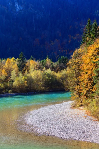 Schöner Wasserfall im Herbst — Stockfoto