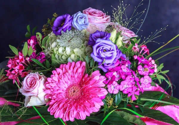 Strauß von rosa Blumen — Stockfoto