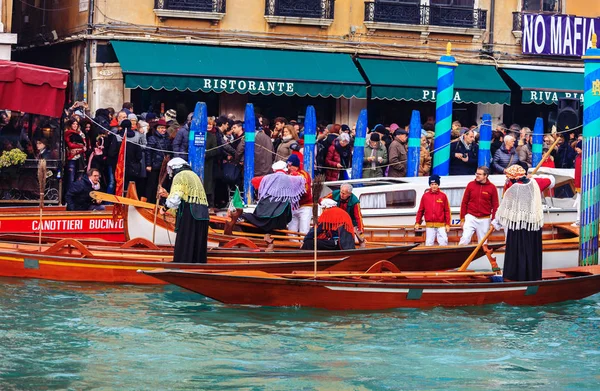 Venice, Olaszország - 2018. január 06.: A Befana Regatta a a Gran — Stock Fotó