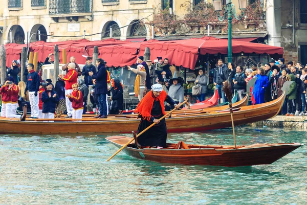 Venice, Italië - 06 januari, 2018: de Befana Regatta op de Gran — Stockfoto