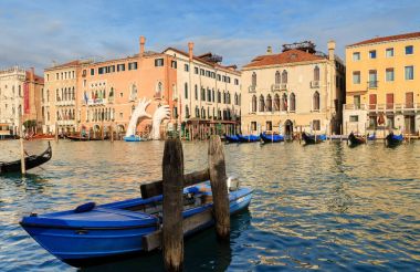Venice, İtalya - 05 Ocak 2018: Heykel: anıtsal dev