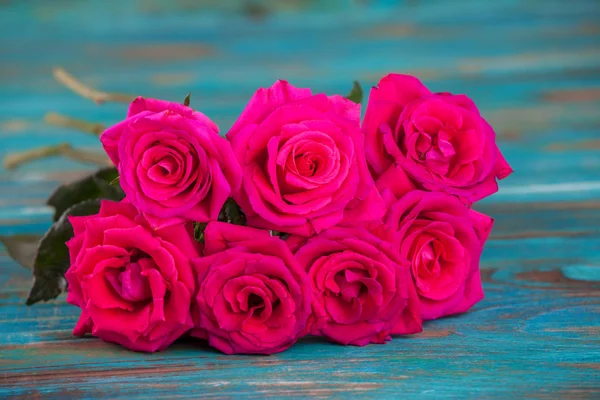 Roze rozen op turkooizen achtergrond — Stockfoto
