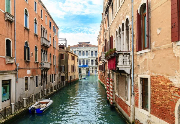 Típico canal de agua estrecha en Venecia — Foto de Stock