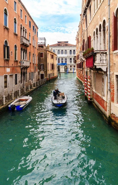 Típico canal de agua estrecha en Venecia — Foto de Stock