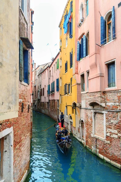 Typical gondola at narrow venetian canal — Stock Photo, Image