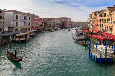 Kış gün boyunca büyük Kanal üzerinde tipik gondol