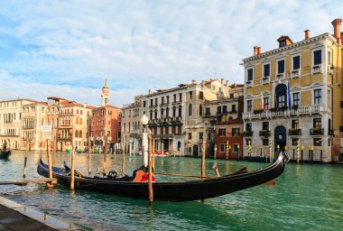 Kış gün boyunca büyük Kanal üzerinde tipik gondol