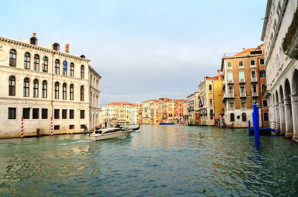 View on the historic buildings along the Grand Canal — Stock Photo, Image