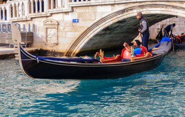 Kış gün boyunca büyük Kanal üzerinde tipik gondol